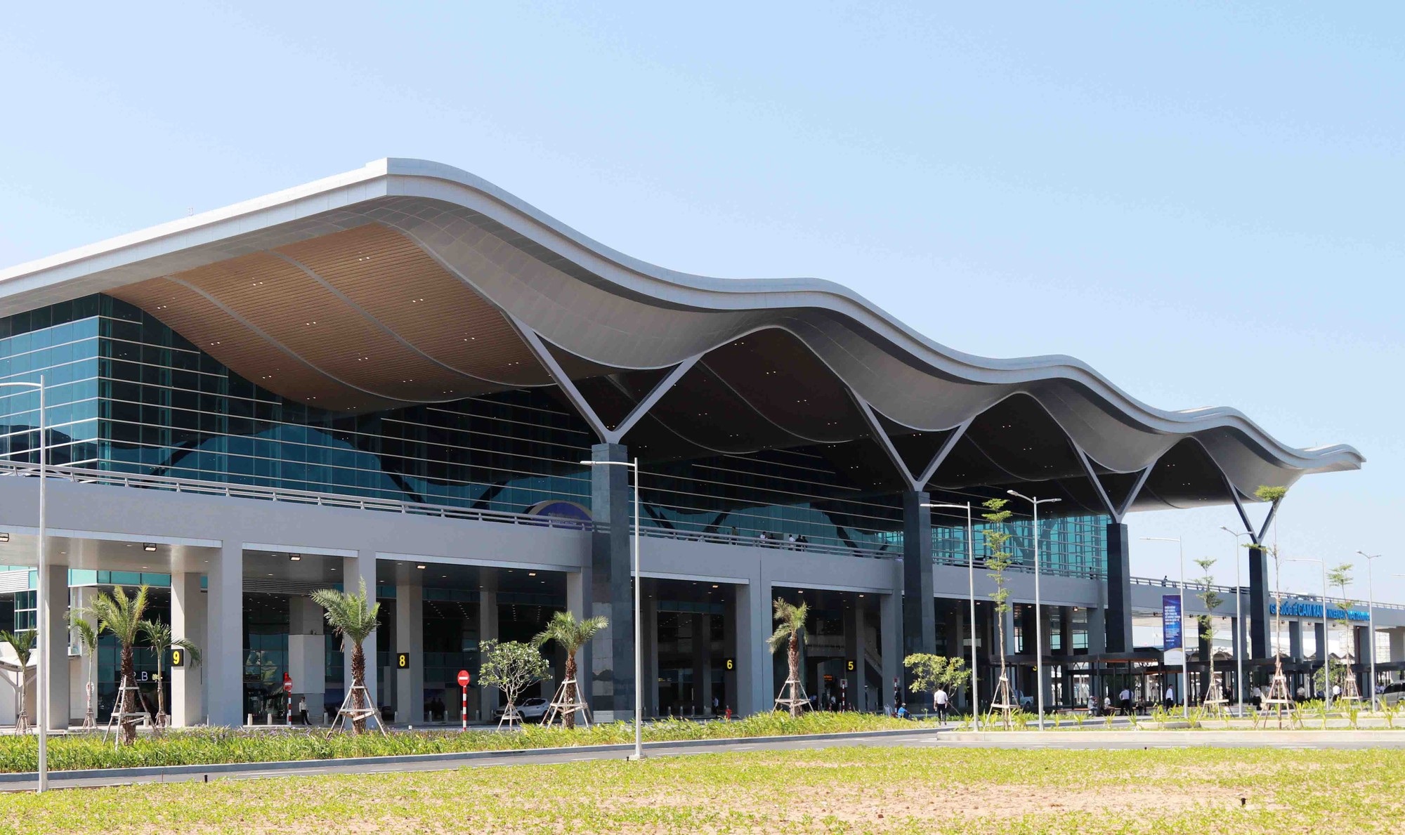 Steel roof truss system of Terminal Cam Ranh Airport