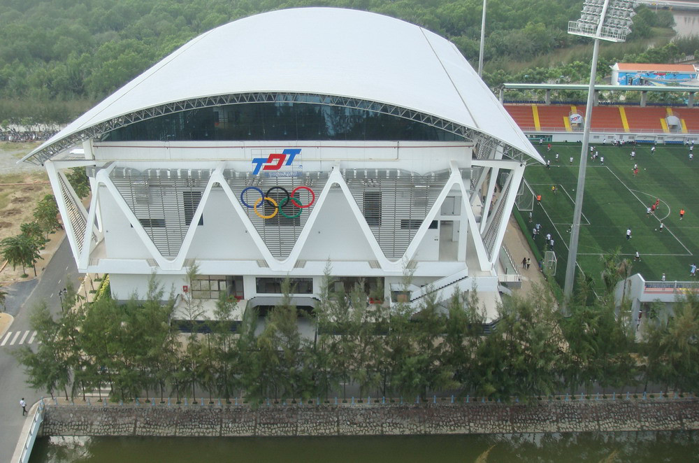 Nhà thi đấu đa năng và sân bóng ĐH Tôn Đức Thắng