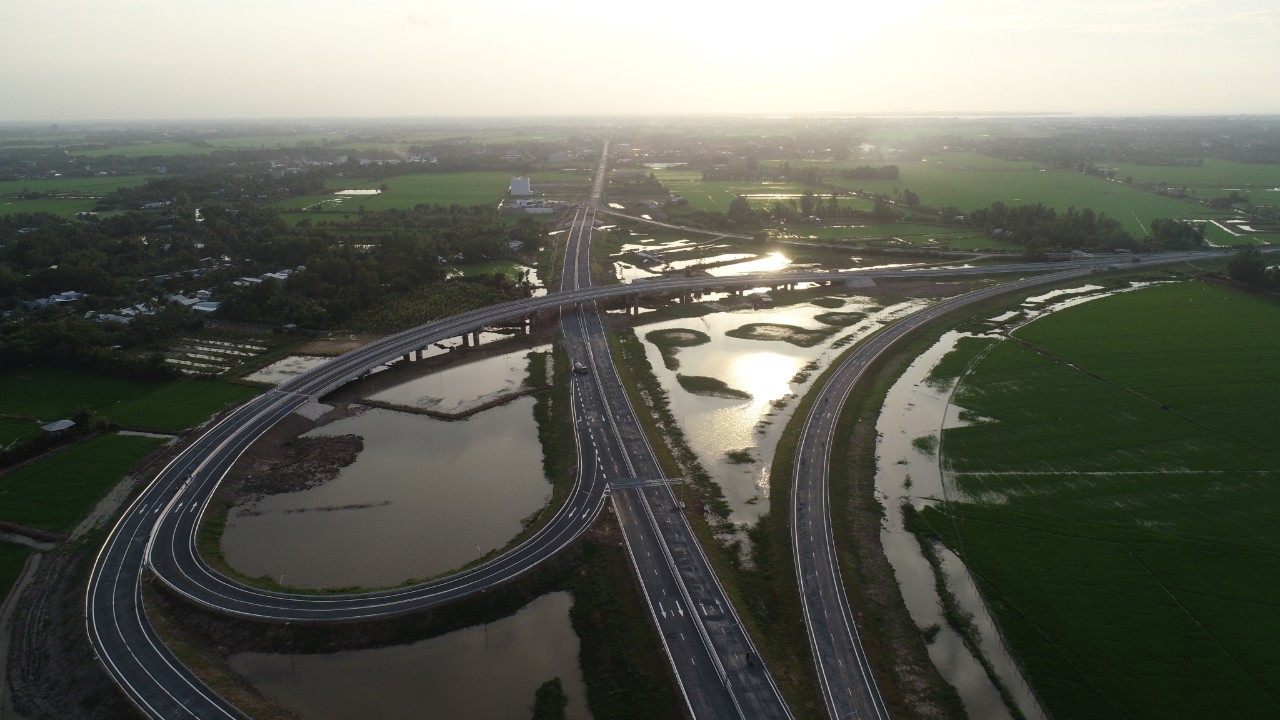 The intersection at the end of the route of the construction project of Lo Te - Rach Soi