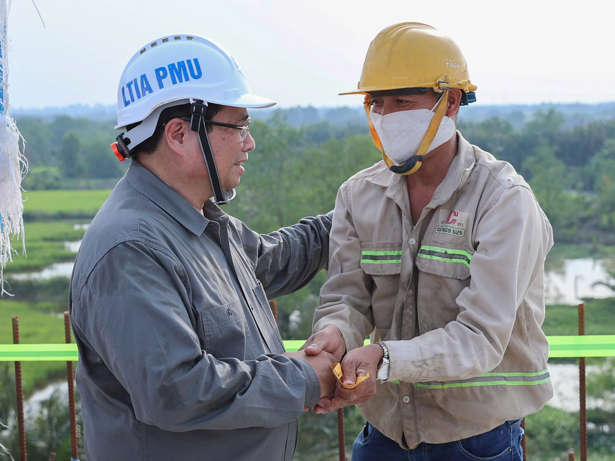 Thủ tướng Phạm Minh Chính thăm và chúc Tết công nhân Cienco 525 tại Công trường Cầu Nhơn Trạch